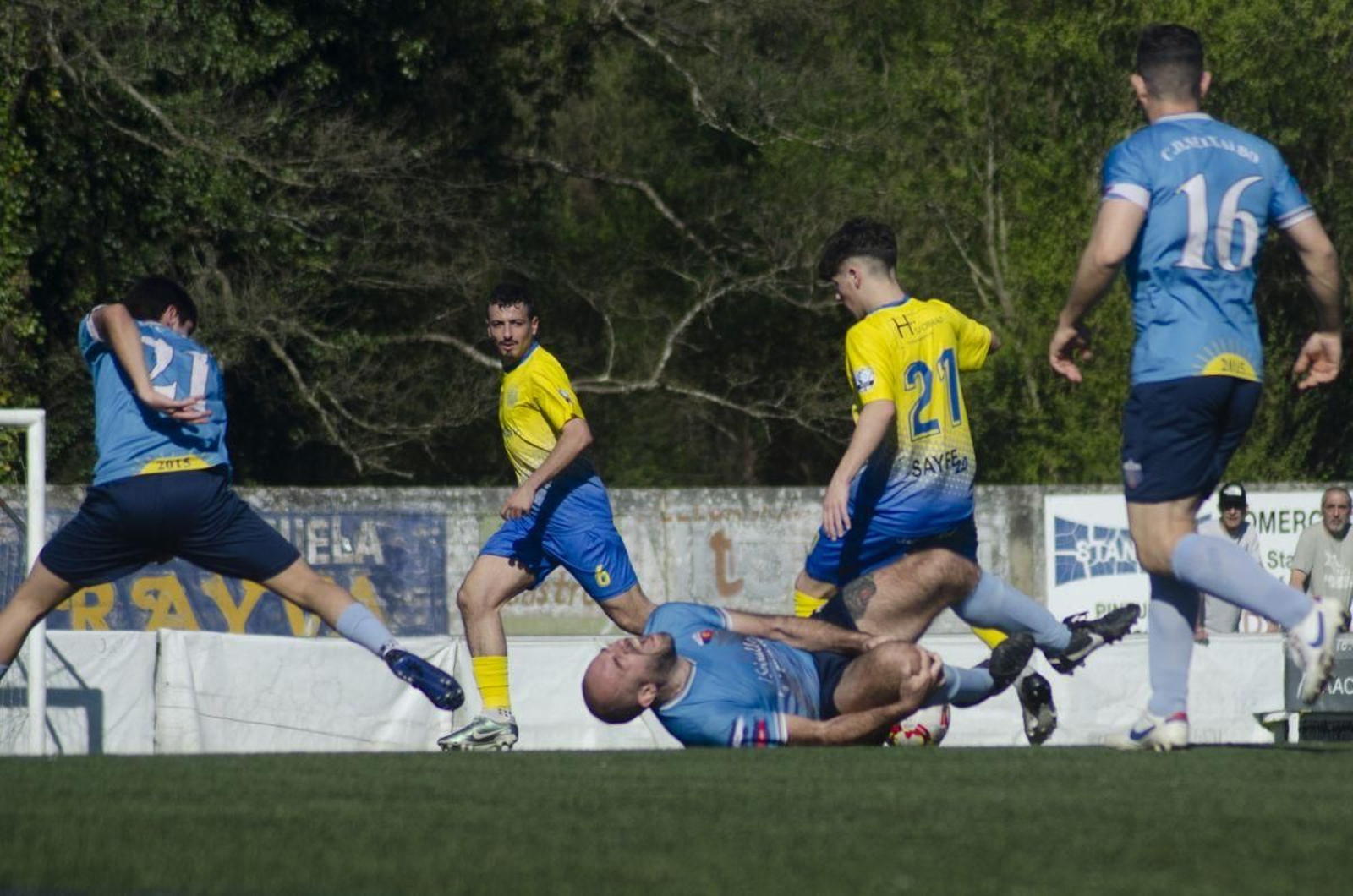 El defensa Anxo Regal, del Seixalbo, se retuerce de dolor sujetando su rodilla derecha.