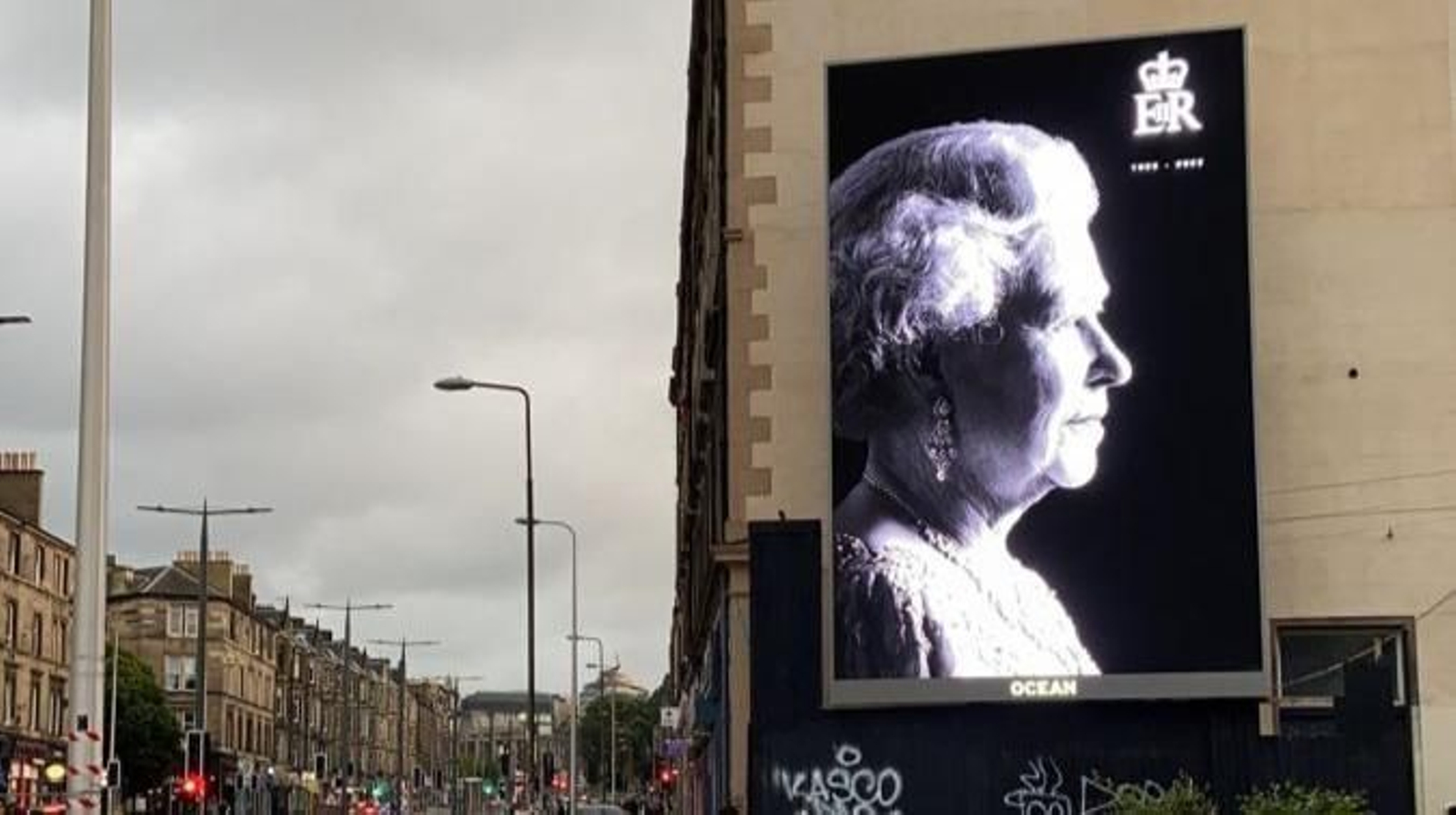 Imagen honoraria de la reina Isabel II colocada en un barrio obrero en los aledaños de Edimburgo.