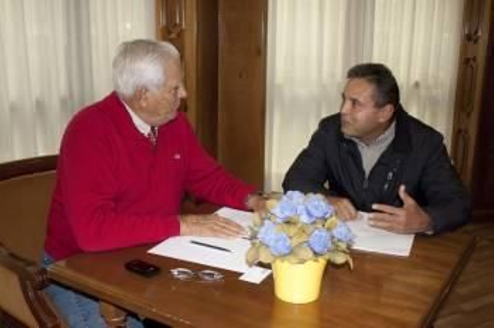 Alberto Cid Souto, a la izquierda, explica su oferta a un hombre interesado en el trabajo. (Foto: FOTOS: JAINER BARROS)
