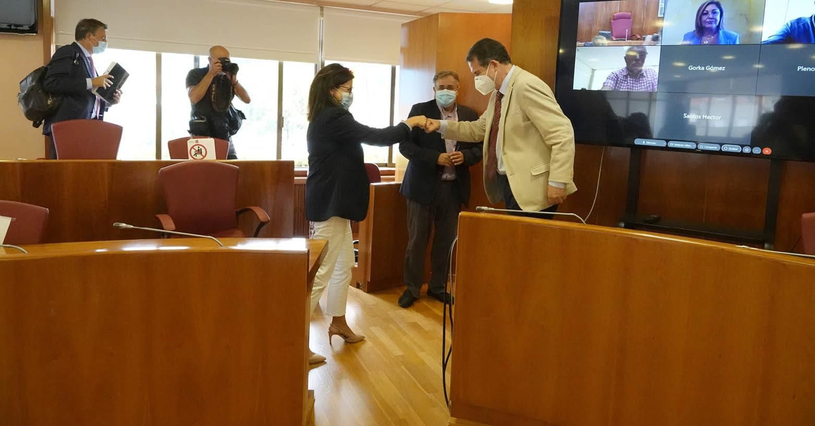 Abel Caballero felicita a Mª José Caride tras la aprobación.