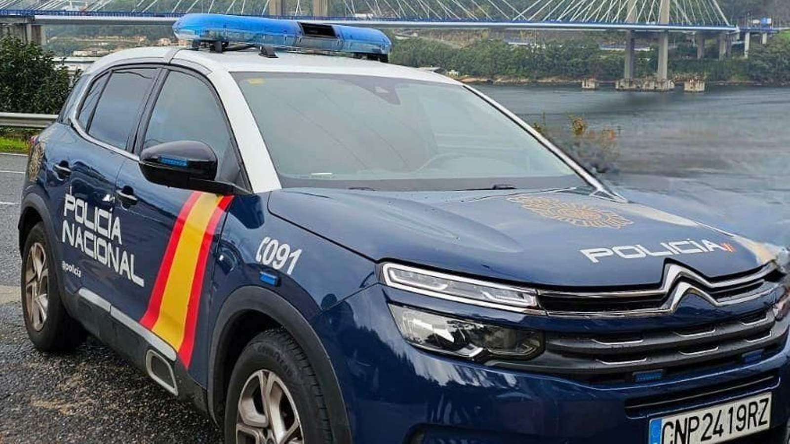 Policía Nacional de Vigo ante el puente de Rande