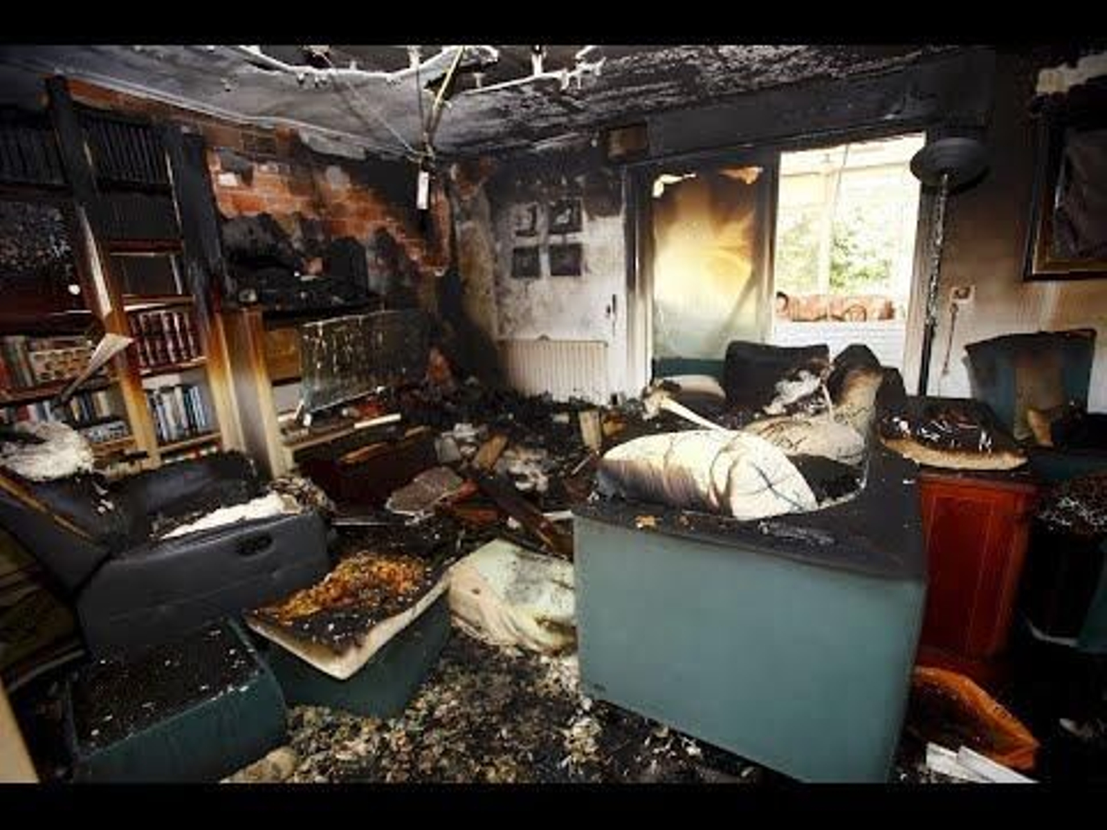 Así ha quedado una casa tras un incendio en Vilar de Astrés