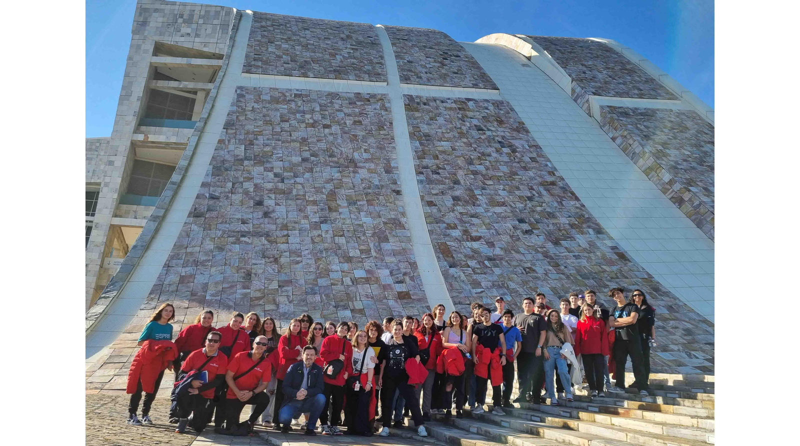 Imagen del grupo de jóvenes del Estadio Español de Chile en la Cidade da Cultura de Galicia (Santiago de Compostela)