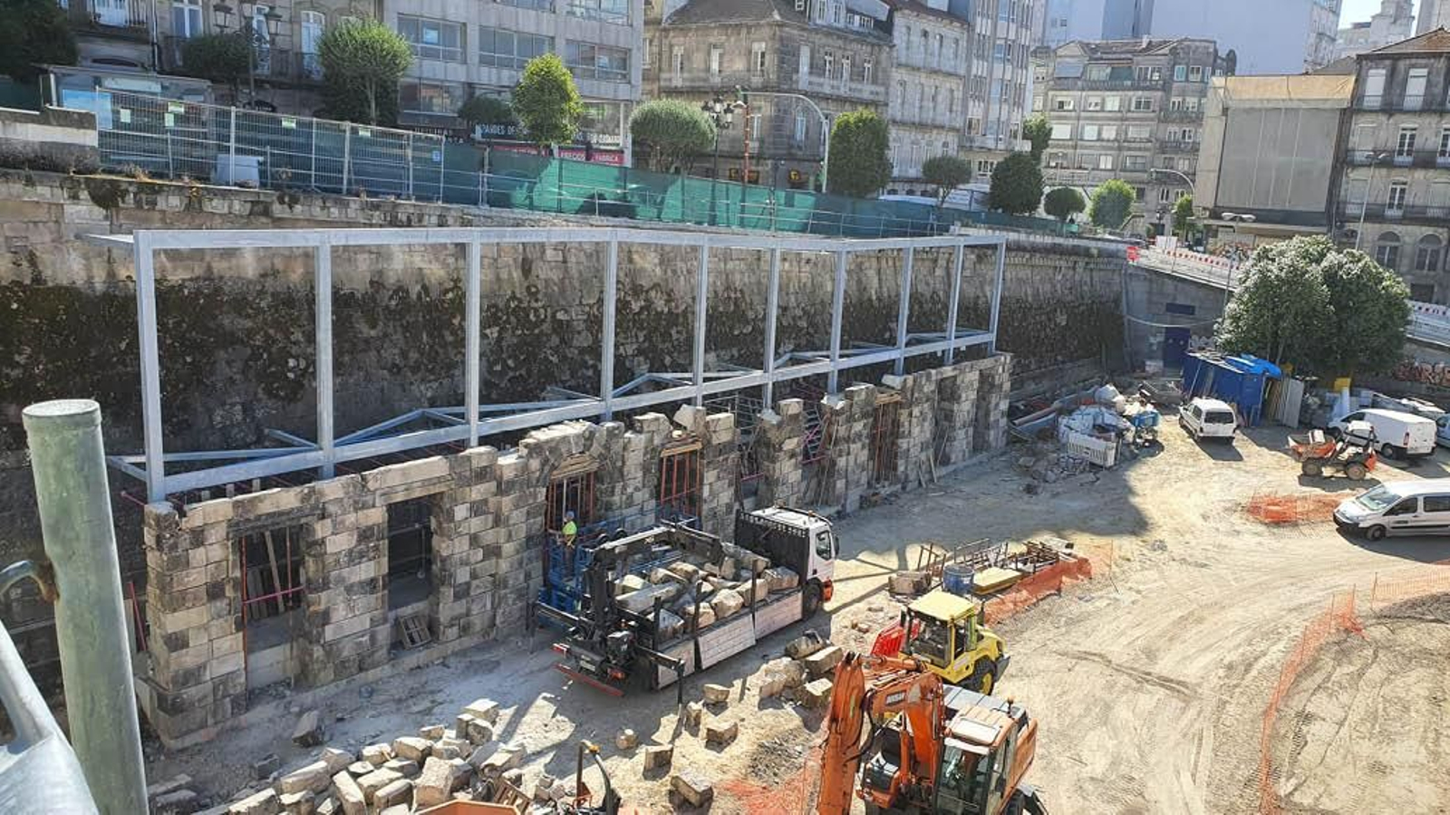 Montaje de la antigua estación de Vigo en la pared de la plaza ante la terminal de Urzaiz.
