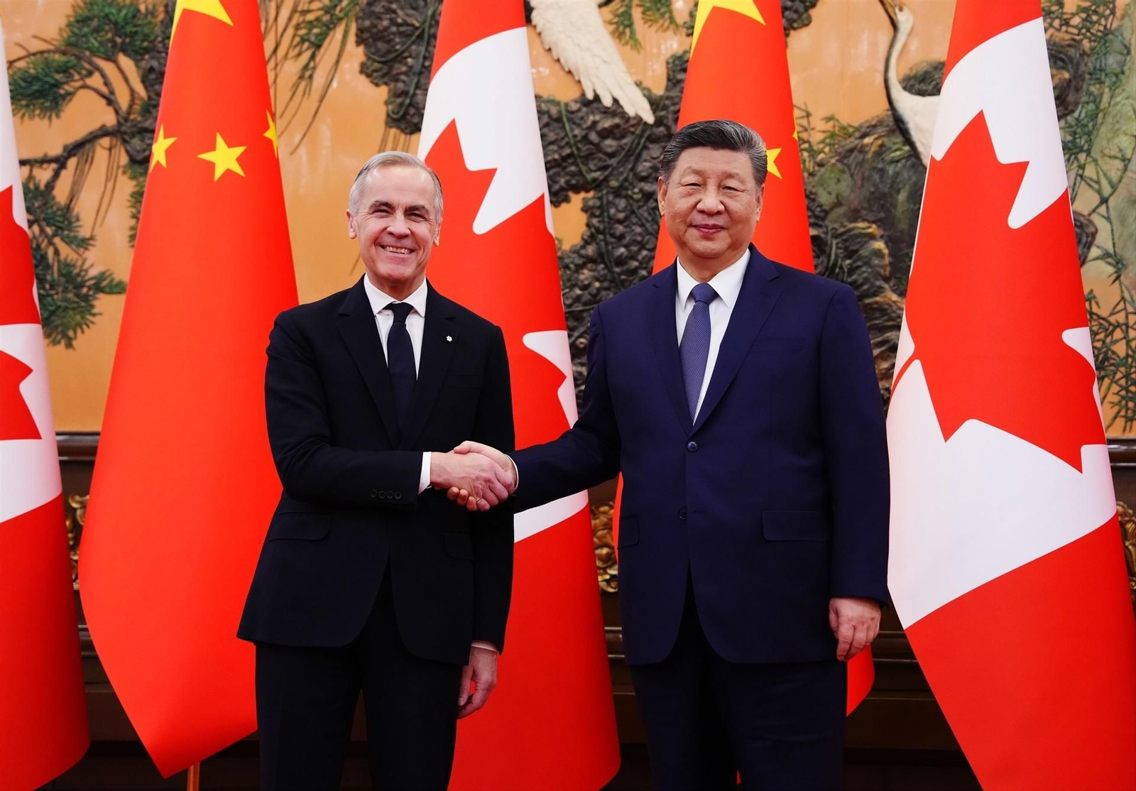 El primer ministro canadiense, Mark Carney, y el presidente chino, Xi Jinping, hoy en Pekín