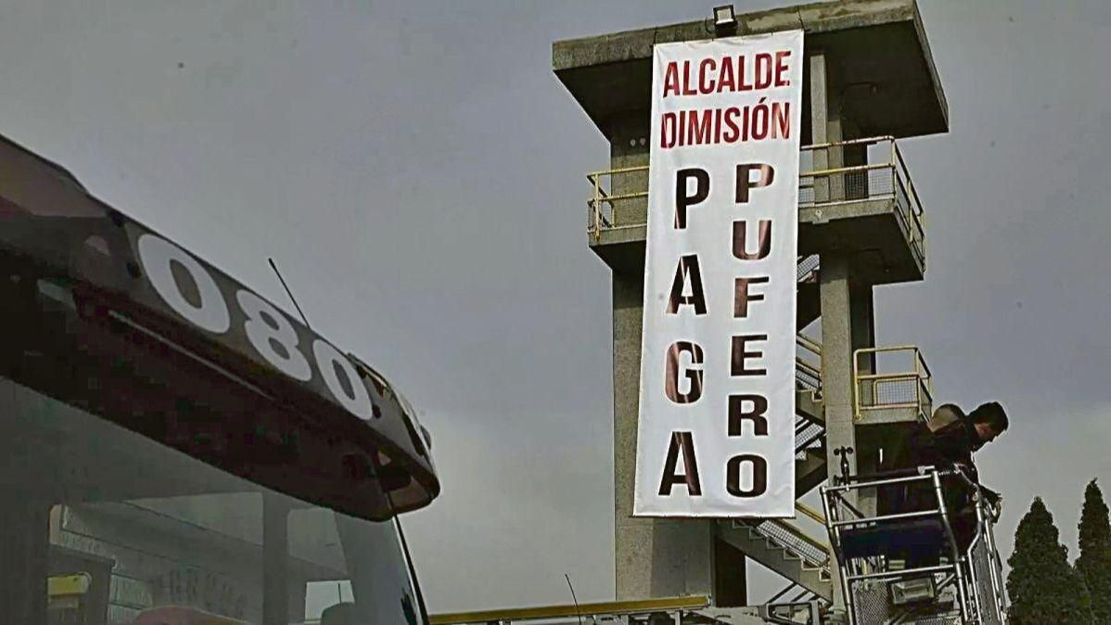 Pancarta colgada en el parque de bomberos en octubre de 2024.