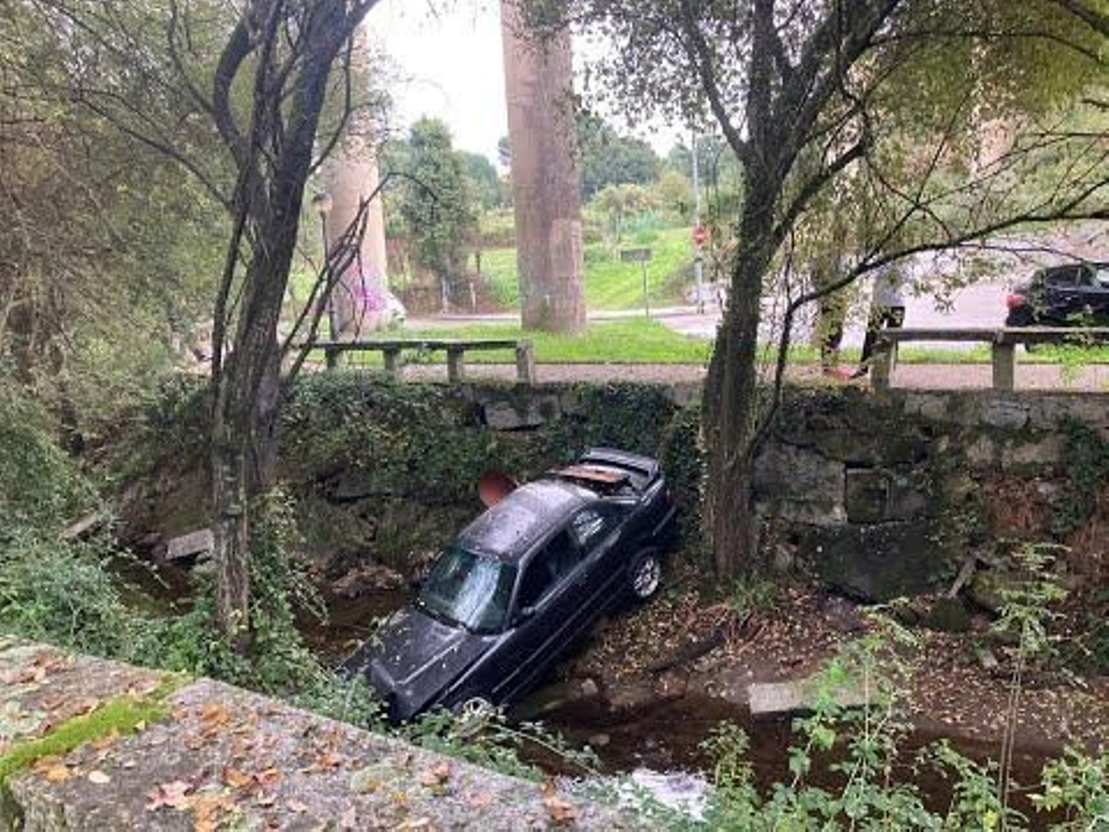 Un coche cae al río en Ourense