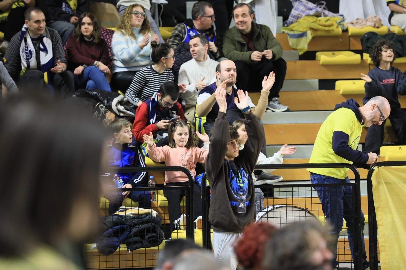 Galería | El Pazo responde al llamado del COB y disfruta del partido ante HLA Alicante