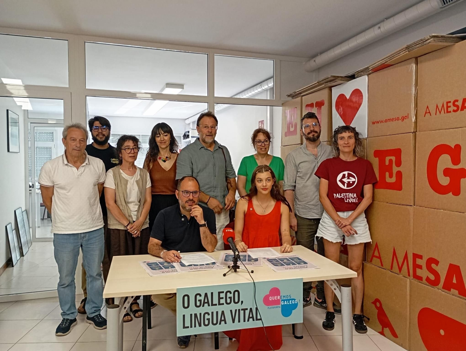 Representantes dos colectivos promotores da ILP, onte en Compostela.