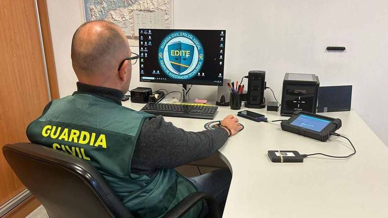 Un agente de la EDITE trabajando en su despacho.