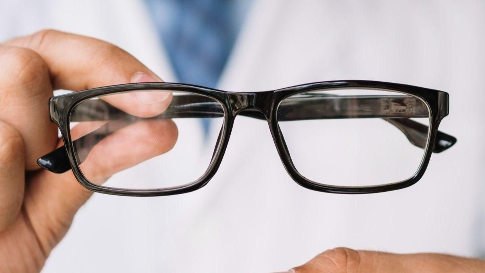 Imagen de unas gafas y lentes de contacto.