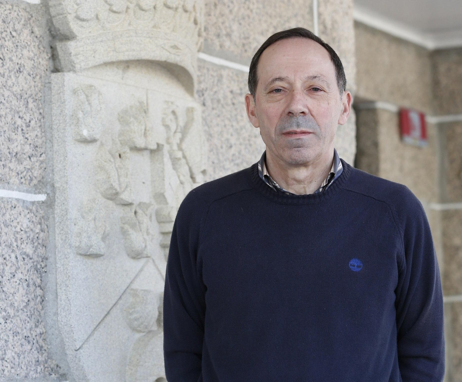 Manuel Prado López, en la entrada del Concello.