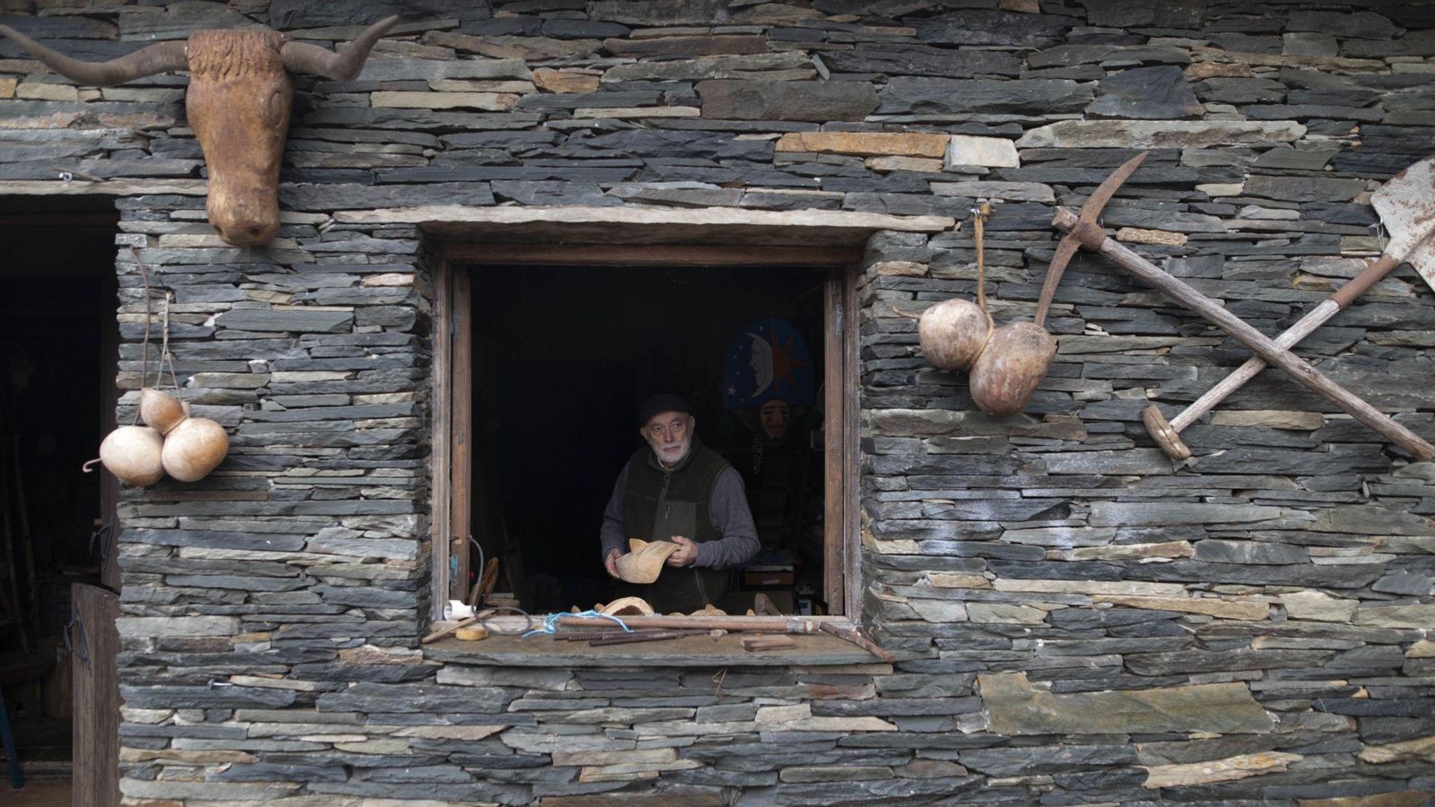 O obradoiro “Artesanía da Careta” está feito en pedra con detalles en madeira.