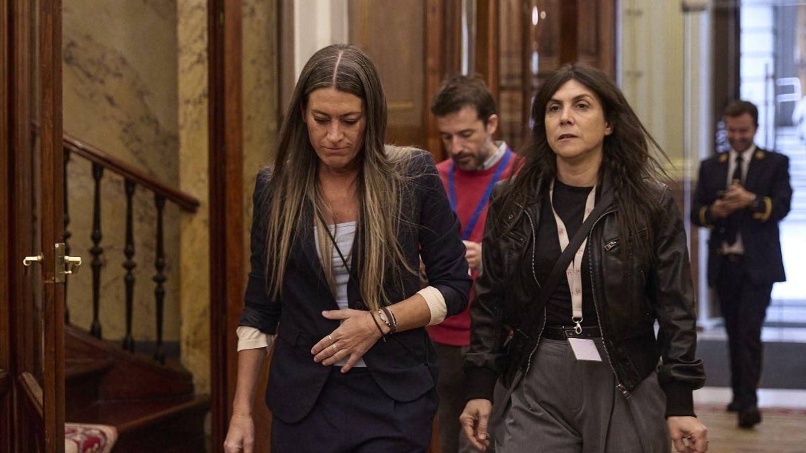 La portavoz de Junts en el Congreso, Miriam Nogueras (i), a su llegada a una sesión plenaria en el Congreso de los Diputados.
