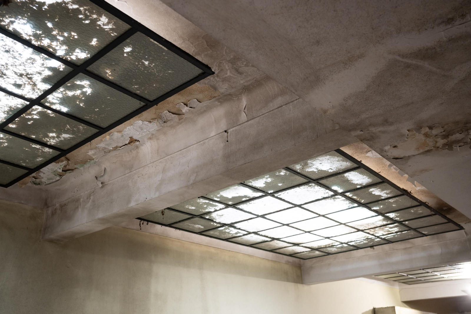 El techo de las galerías, dañado por las filtraciones de agua