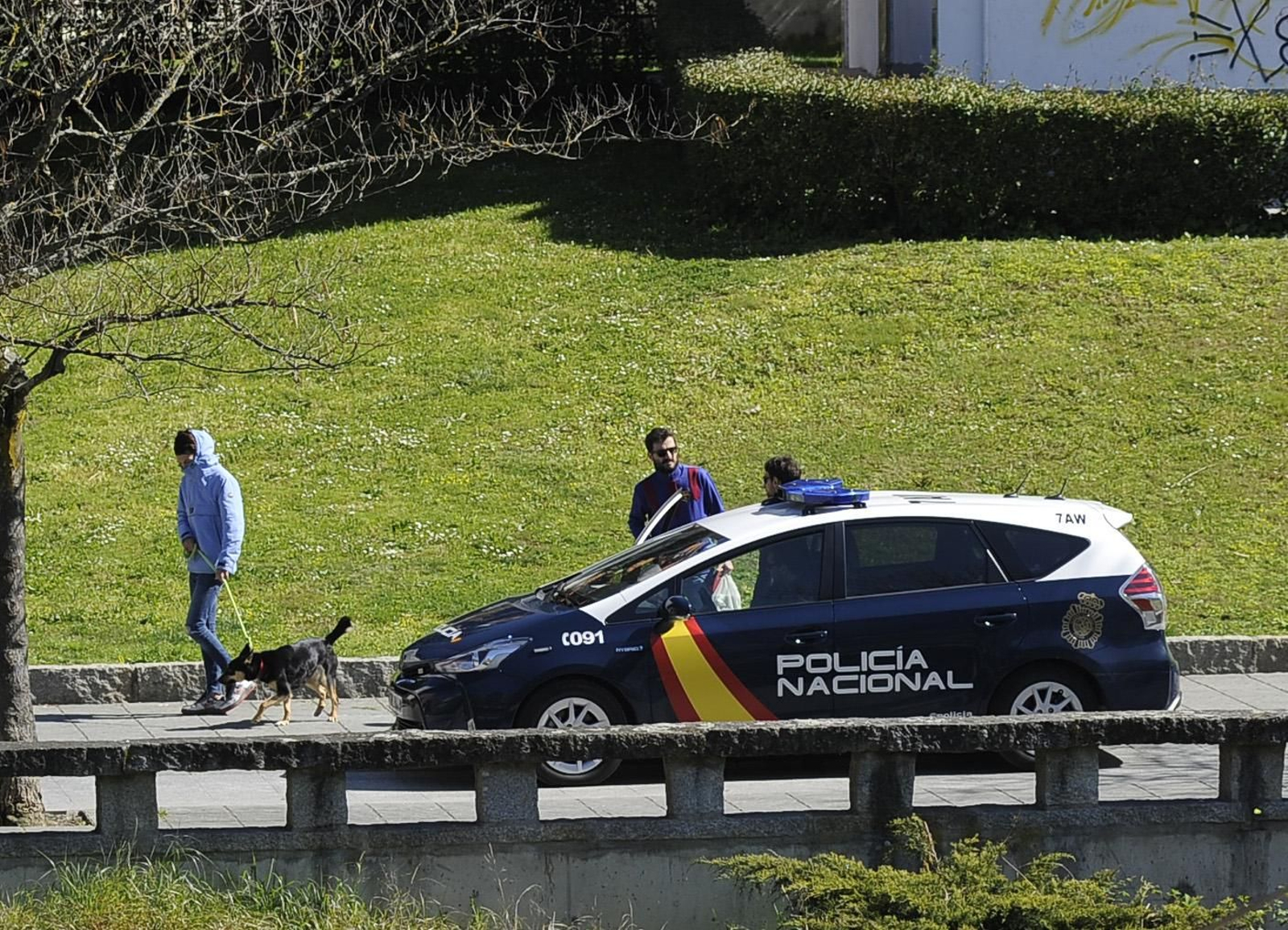 Una patrulla de la Policía Nacional circula por el paseo del Miño ayer por la mañana. 

Fotos Martiño Pinal