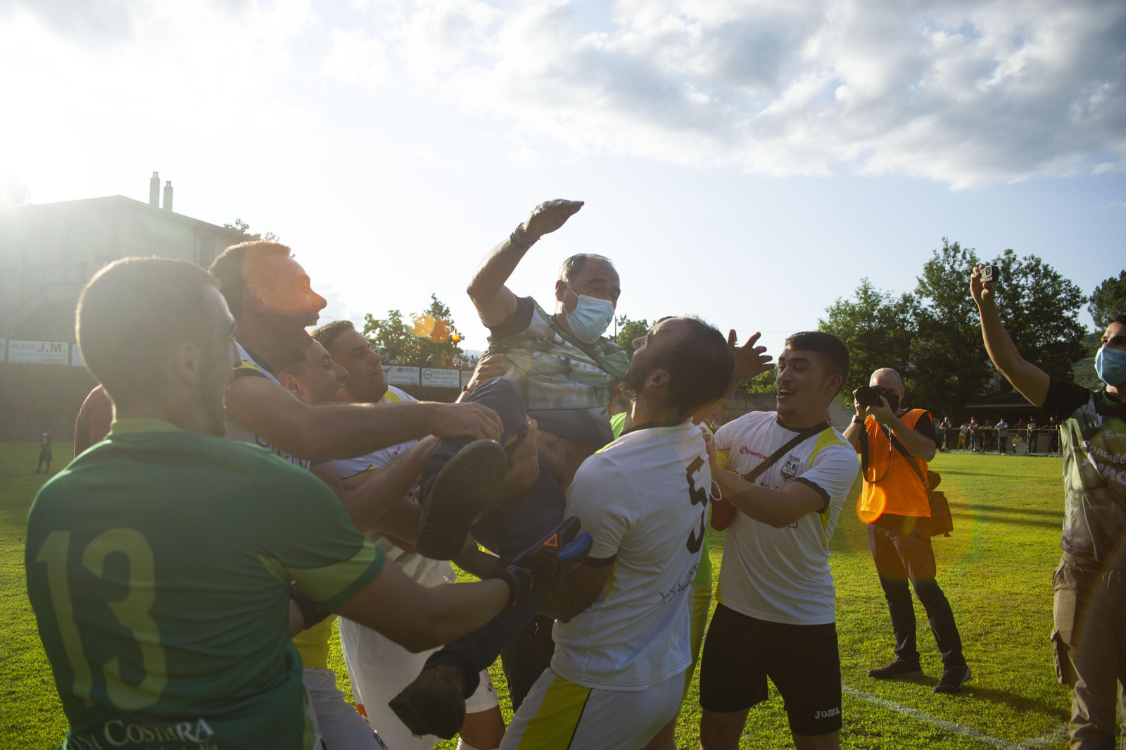 Fiesta del Arnoia por su ascenso.