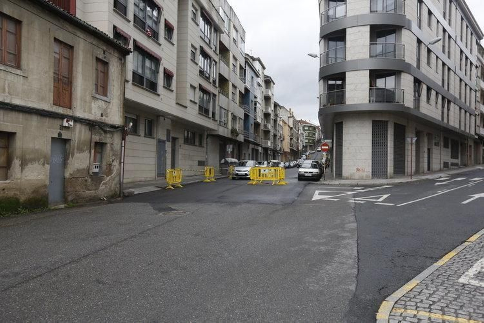 La calle Alejandro Pedrosa, asfaltada hasta su confluencia con Río Sil.