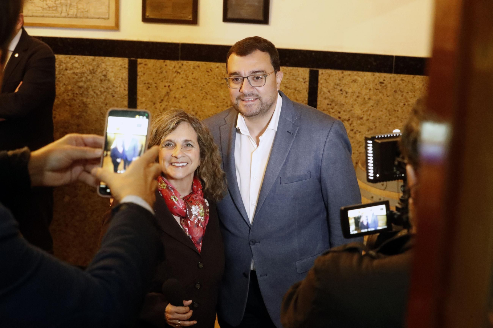 Adrián Barbón durante su visita al Centro Cangas del Narcea