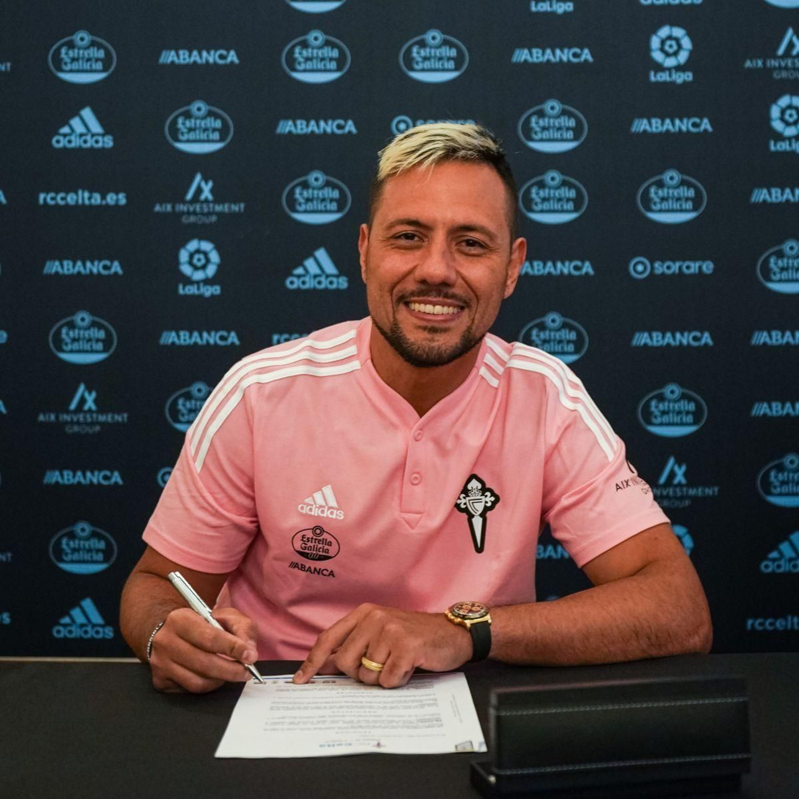 El portero brasileño Diego Alves firmó ayer con el Celta hasta el final de la presente temporada.