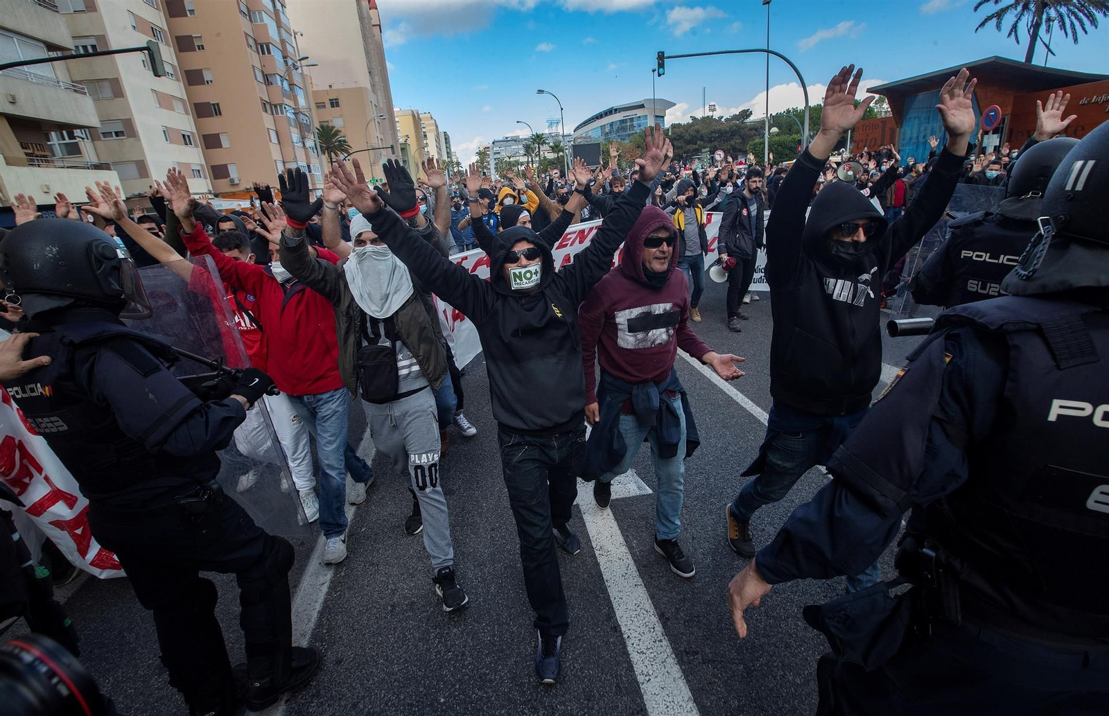 Enfrentamientos entre manifestantes y policía en la huelga del metal de Cádiz. // EFE