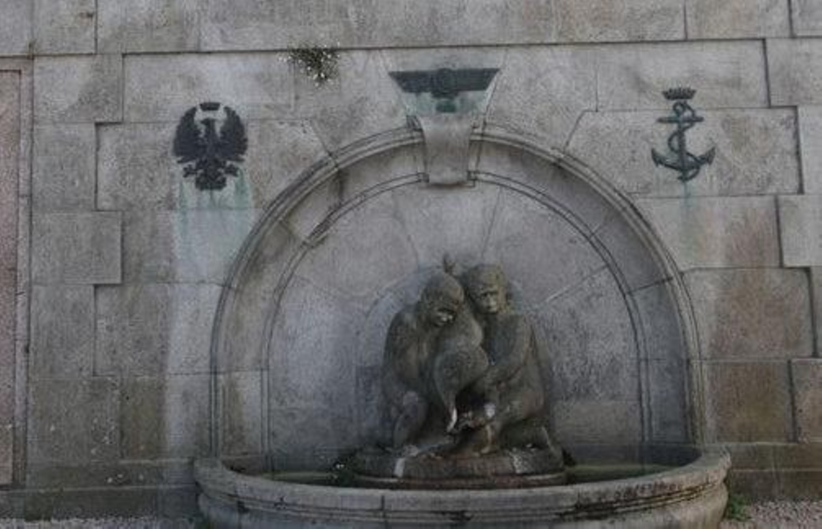 La fuente bajo la Cruz: hay imágenes de soldados y del ejército pero sin referencias.