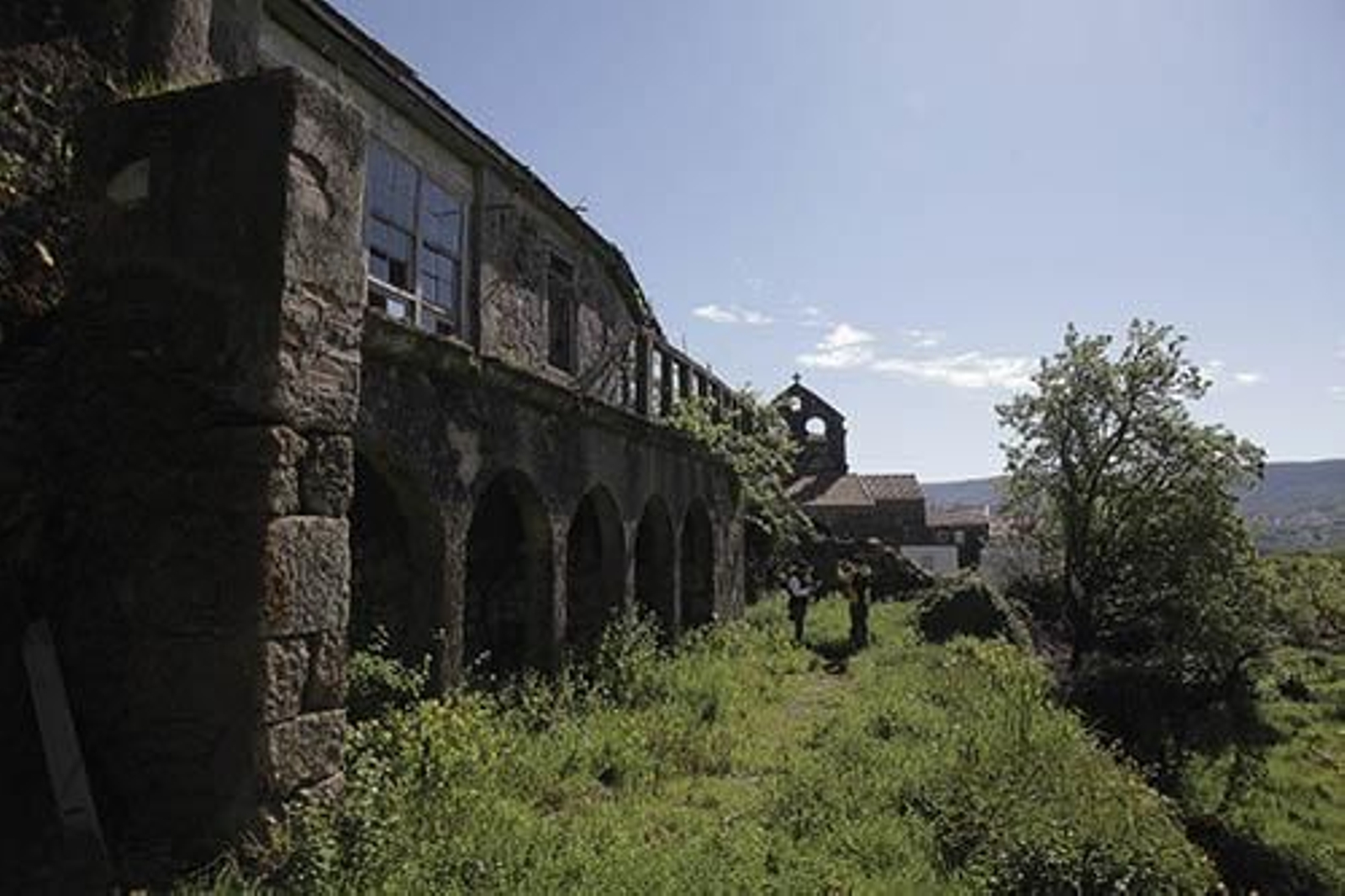 La casa rectoral de Santa Comba, con la iglesia visigótica al fondo (MIGUEL ÁNGEL).