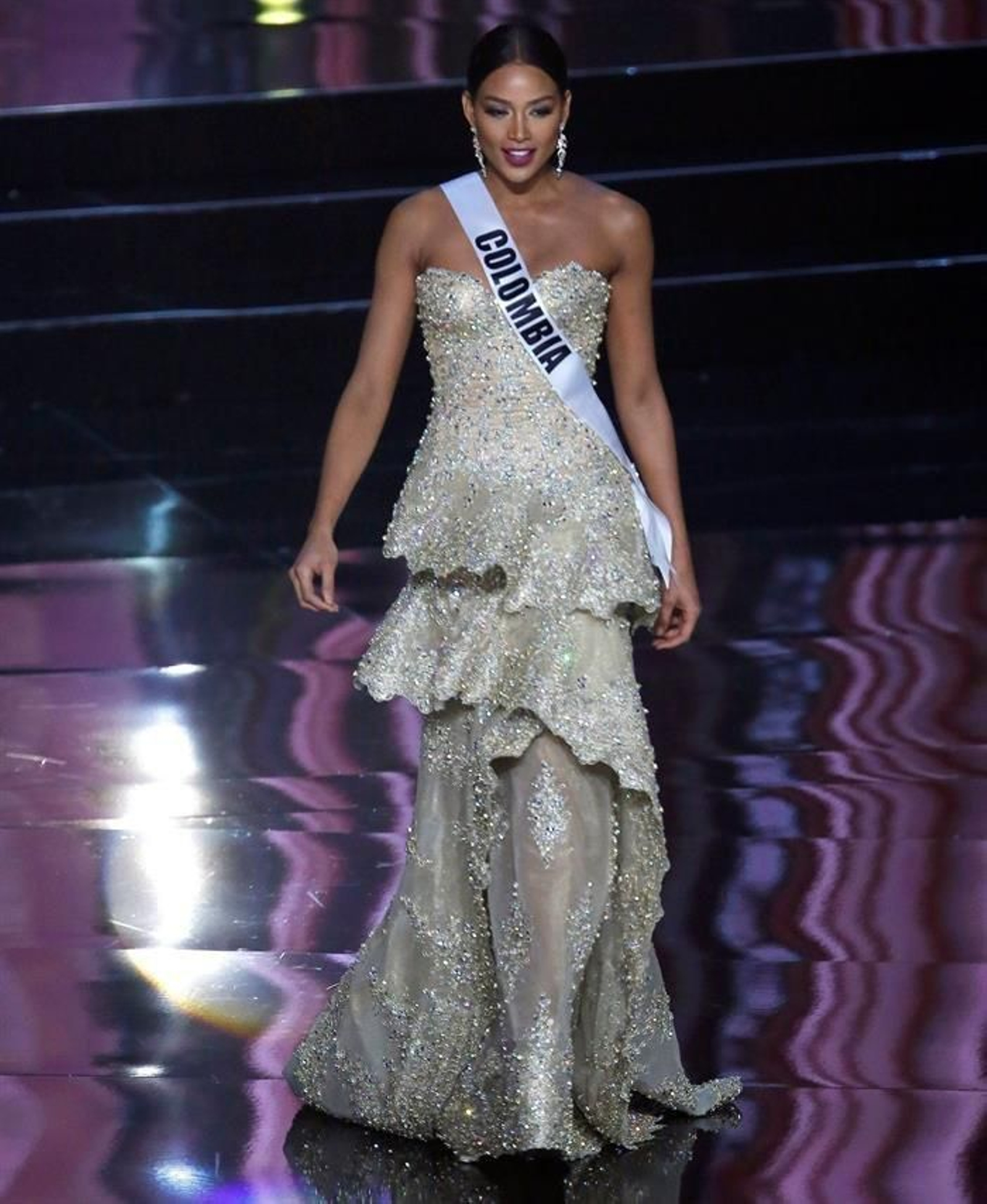 muestra a la candidata colombiana a Miss Universo, Andrea Tova