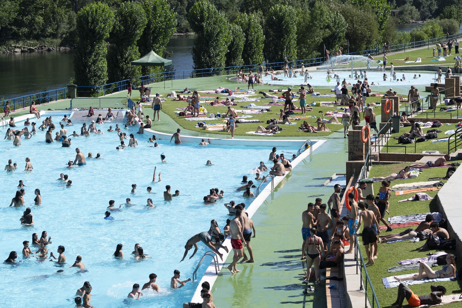 Galería | Los ourensanos combaten las altas temperaturas con sombras, piscinas y ríos