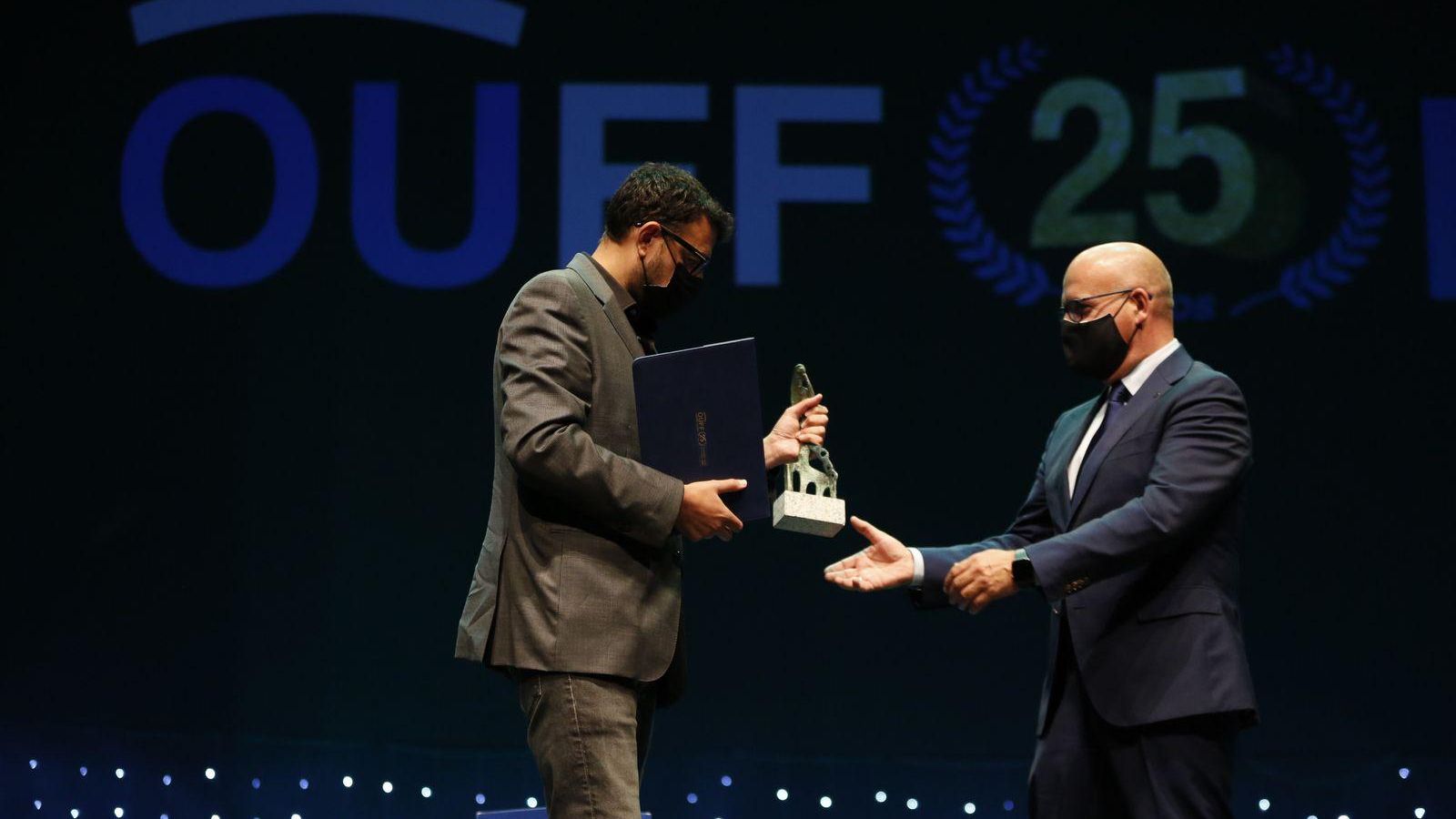 Ourense. 25/09/2020. Gala inaugural del 25 Ourense Film Festival en el Auditorio de Ourense. Manuel Baltar entrega el premio a Daniel de la Torre. Foto: Xesús Fariñas
