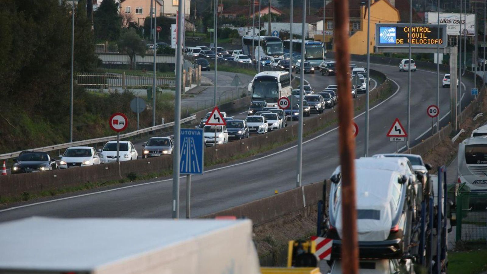 Retenciones en la A-55 por el incendio de un coche.