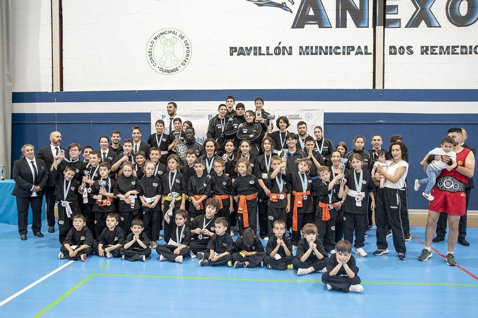 Foto de equipo de los componentes del club ourensano del Aratai que tomaron parte en la competición celebrada en el pabellón de Os Remedios. ED ARTAI