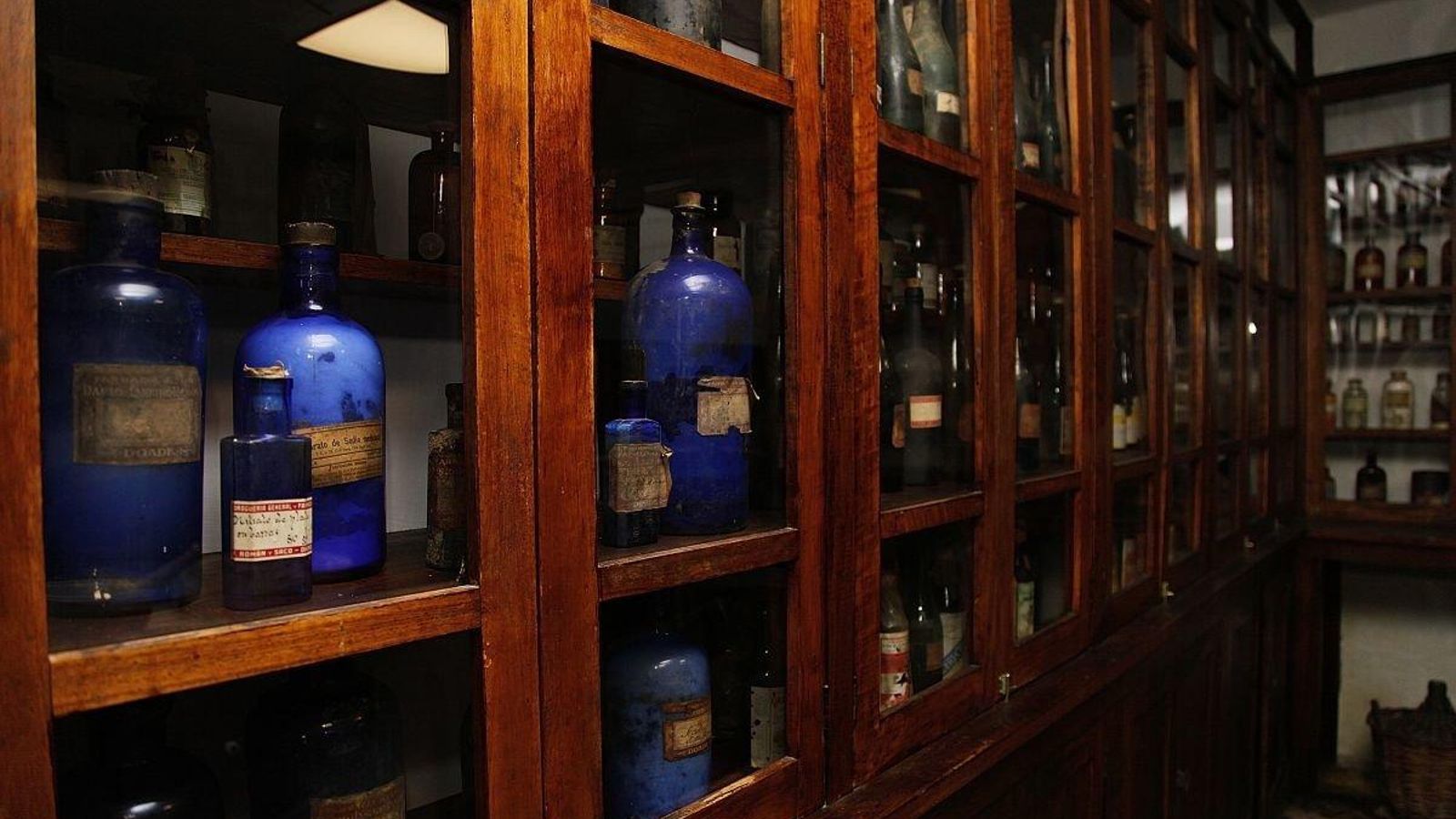 Algunos de los elementos del interior de la Botica de Doade.