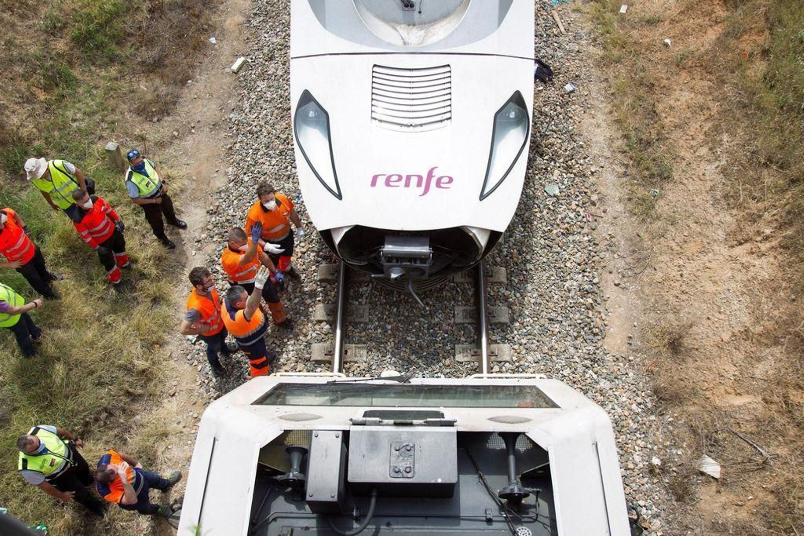 Los técnicos de Adif examinando el tren.