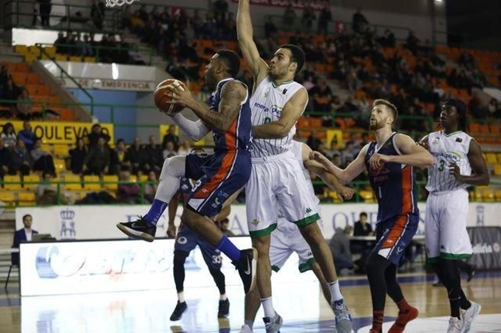 Ott entra a canasta ante la presencia de un jugador de Betis.