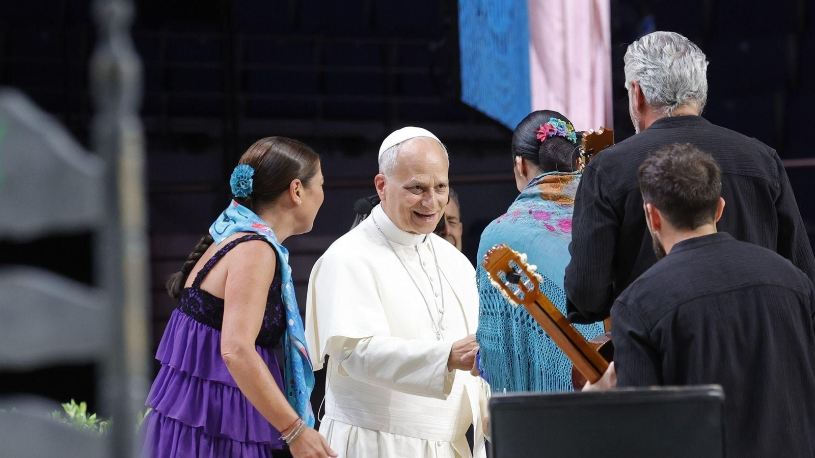 El papa León XIV saluda a la bailaora Sara Baras tras su actuación en el evento "Tejer Redes"