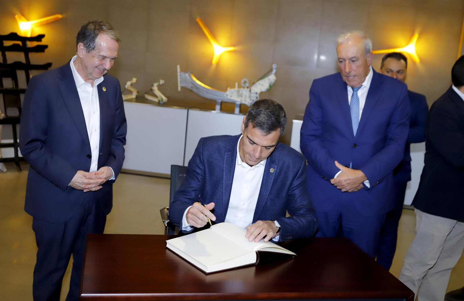Galería | Pedro Sánchez visita las instalaciones de Delta Vigo en el PTL de Valadares