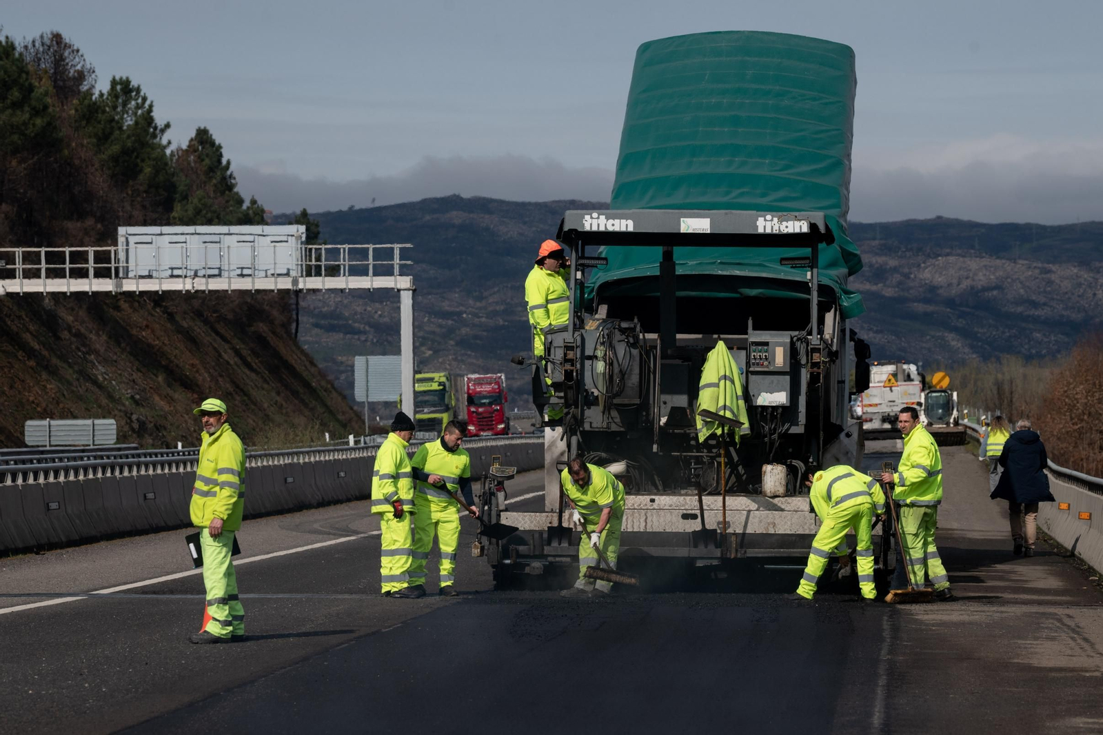 Traballadores nas obras da A-52 en Verín.