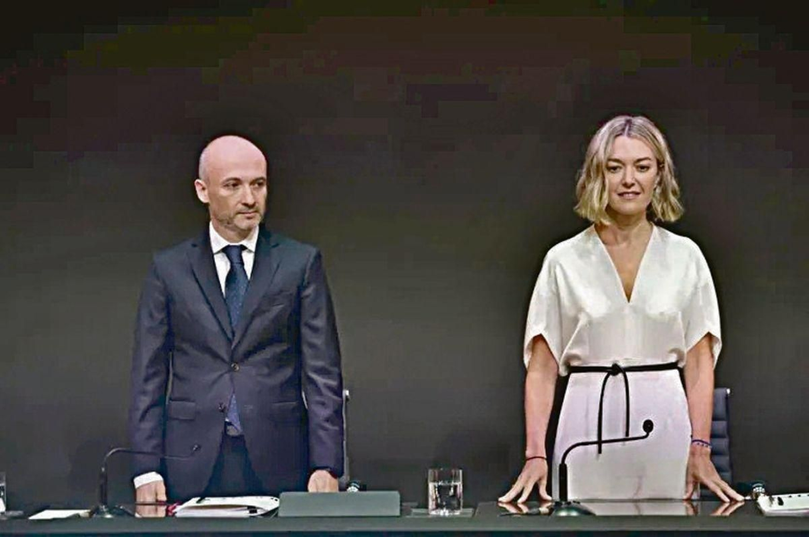 Marta Ortega, al frente del grupo textil, en una reunión con el consejero delegado, Óscar Maceiras,