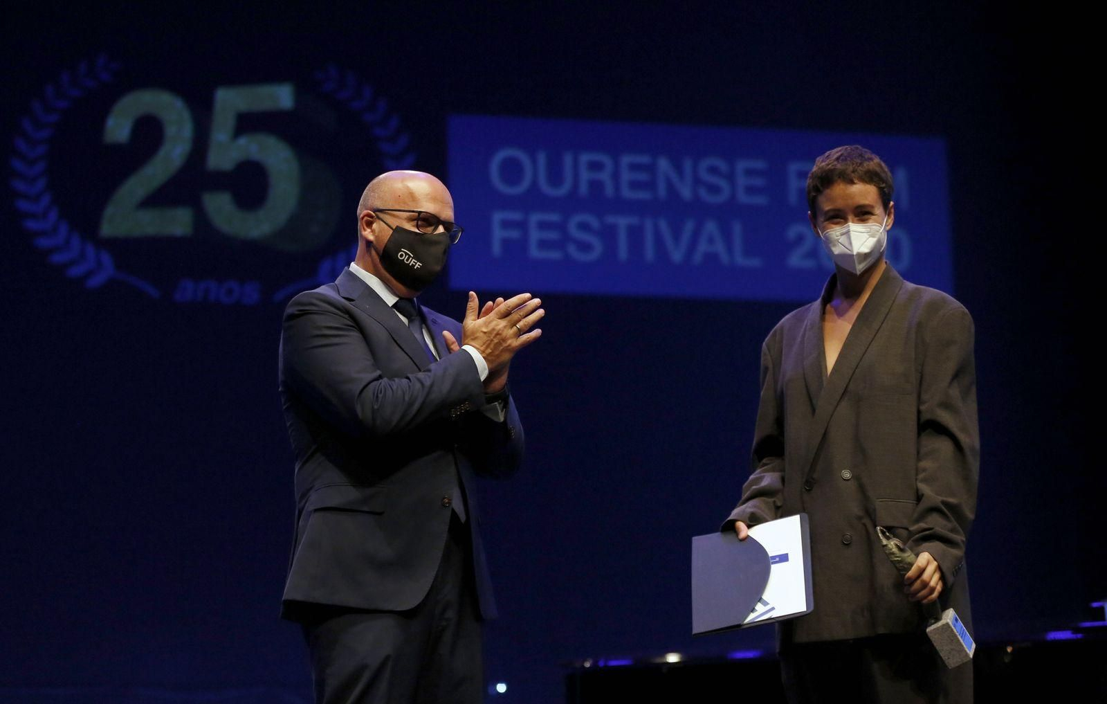 Tiziana Domínguez recogió el premio que el OUFF entregó a su padre, Adolfo Domínguez. (Foto: Xesús Fariñas)