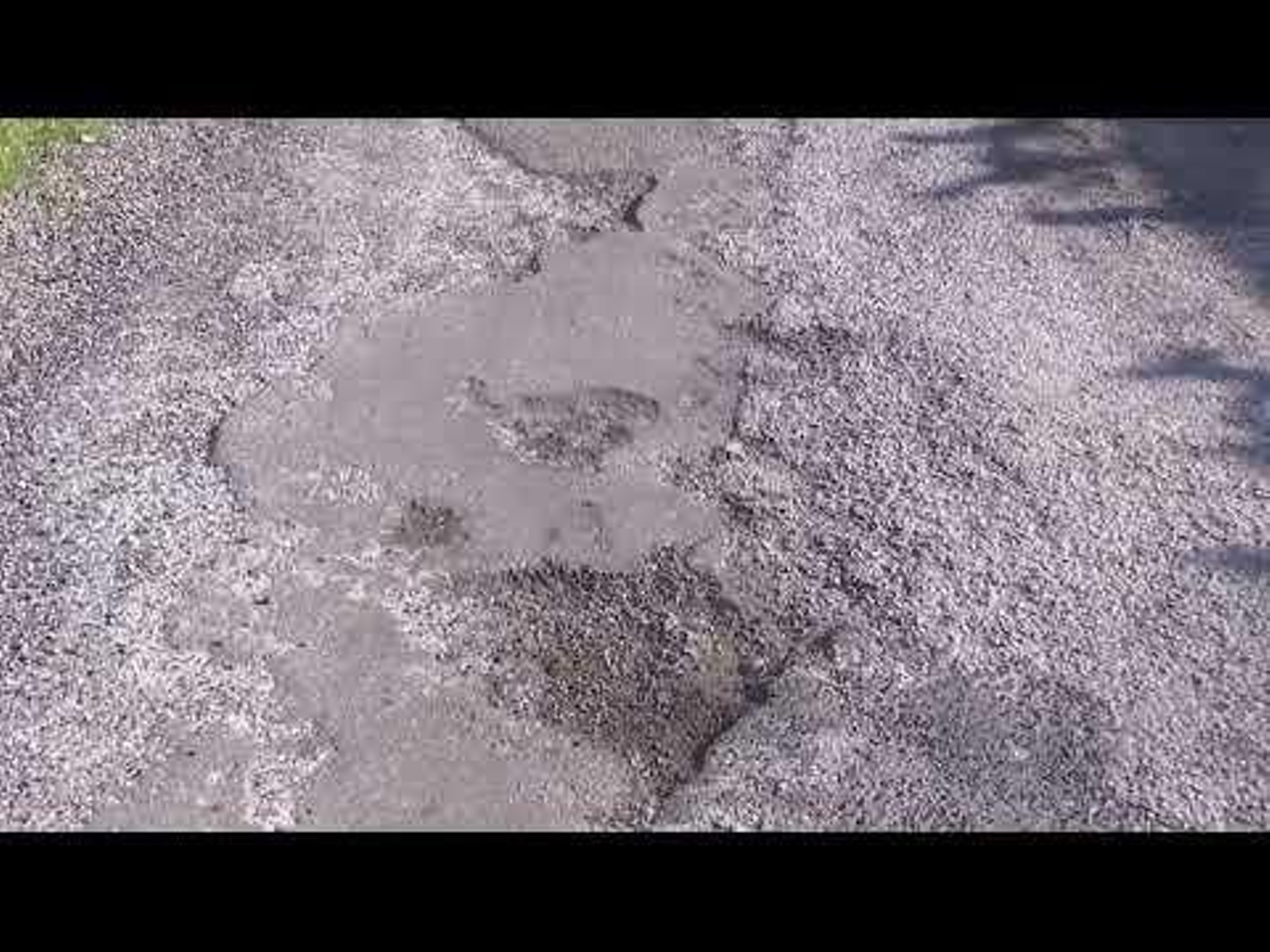 Las ruedas no aguantan el pésimo estado de los accesos a Montealegre en Ourense 01.02.23
