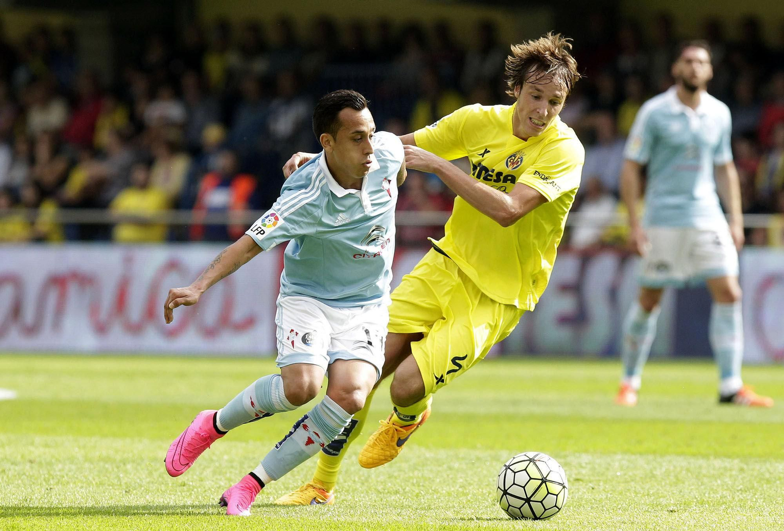 Fabián Orellana trata de escapar del marcaje de Tomás Pina durante el partido de ayer en El Madrigal.