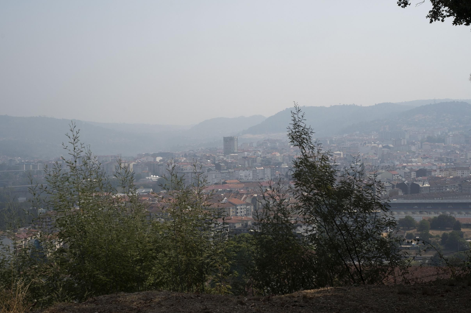 La nube de humo con la que amaneció Ourense
