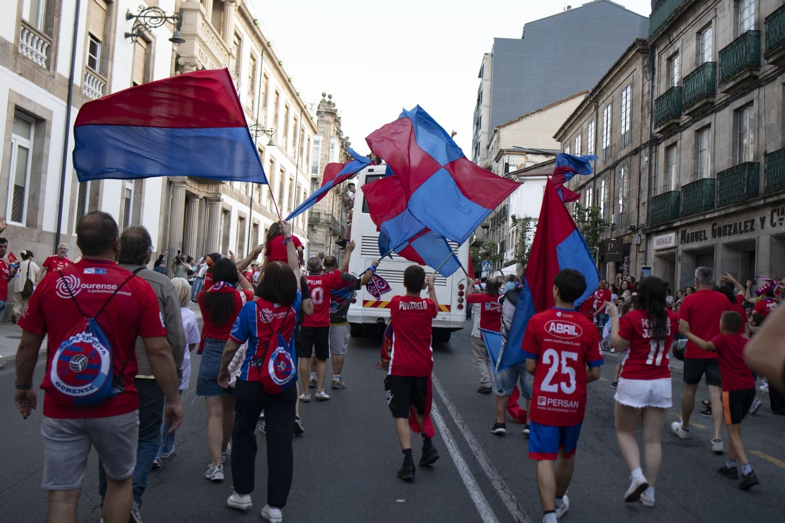 Galería | La aplaudida acogida de los unionistas a la UD Ourense contrasta con la pitada a Jácome en la Plaza Mayor, en fotos