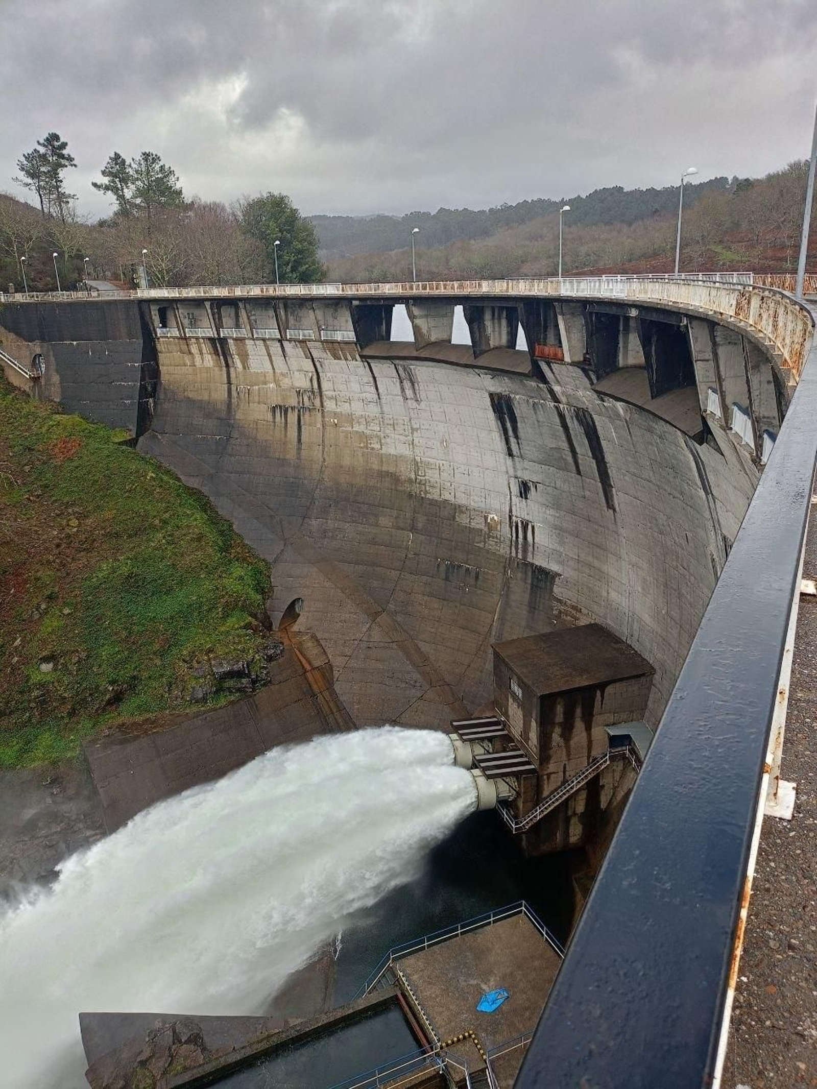 La presa de Eiras, ayer con los aliviaderos funcionando a pleno rendimiento.