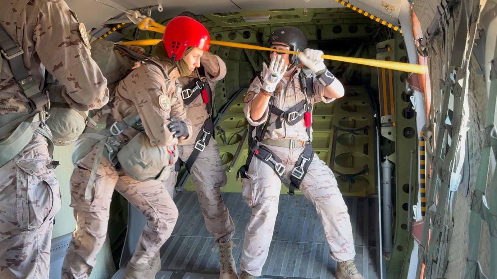La Princesa Leonor realiza uno de los saltos previstos en el curso básico de paracaidismo en la Base Aérea de Alcantarilla.