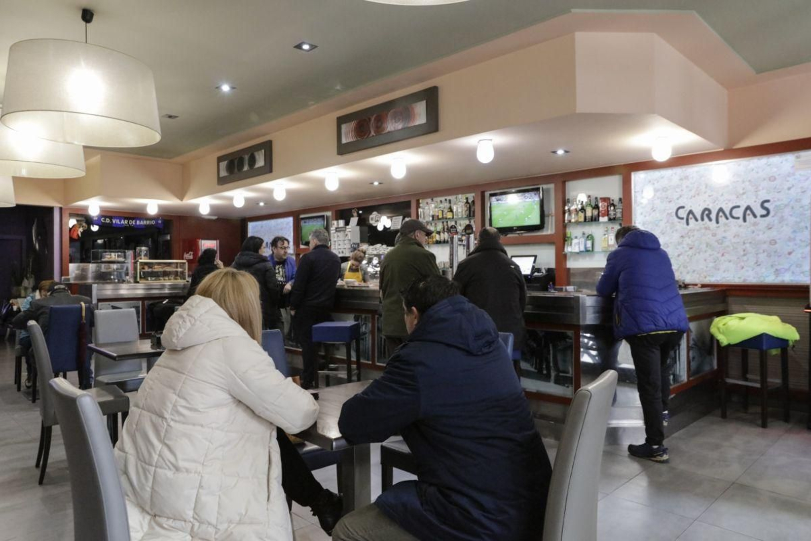 Interior de la Cafetería Caracas, punto de encuentro de los vecinos de Xinzo.