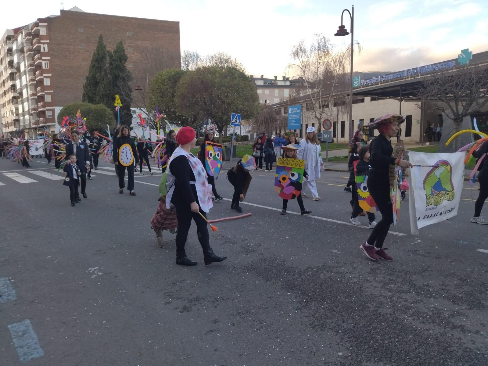 Galería | Música, paparota y mucho colorido en la comarca de Valdeorras durante su Martes de Entroido