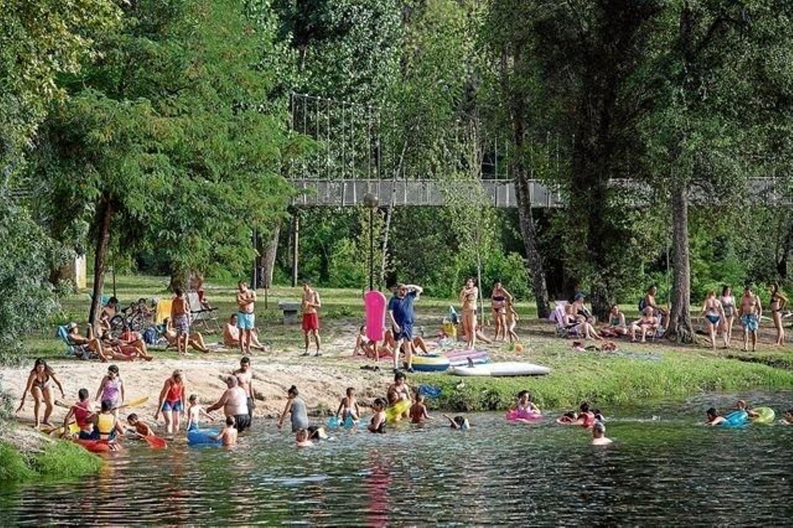 Zona de baño en el entorno del paseo fluvial del Avia, en el municipio de Leiro.