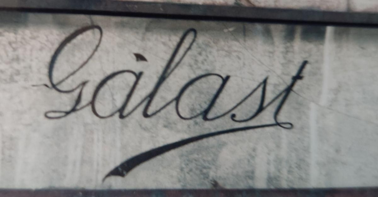 Pequeña tienda de objetos curiosos y de calidad situada en el edificio del Hotel Miño en el Paseo. Su última propietaria fue Rocío Rodríguez.
